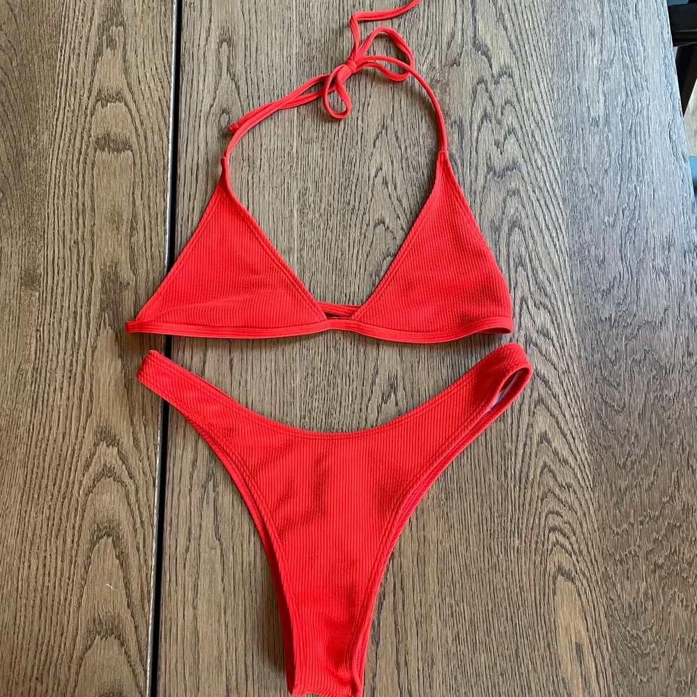 Jättefin röd bikini som tyvärr är för liten på mig. Använd fåtal gånger🫶🏼. Övrigt.