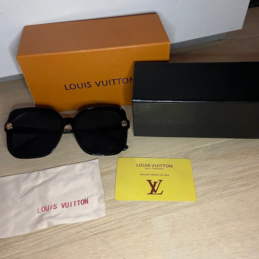Louis Vuitton inspirerade solglasögon helt nya! Allt på bilden ingår✨ skriv för fler bilder eller frågor!. Accessoarer.