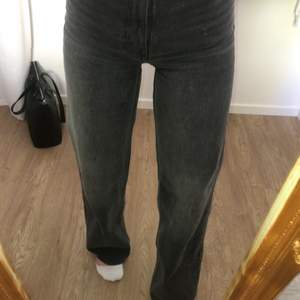 Ett par superfina gråa/washed black jeans från Monki i modellen ”Yoko”. Endast använd ett fåtal gånger och  säljs då dem tyvärr inte kommer till användning.    Spårbar frakt ingår i priset