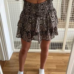 Leopardmönstrad kjol med vollang från KappAhl. Storlek 134/140. Passar perfekt till den som är 150 cm o kortare. Använd fåtal gånger. Mycket fint skick.  