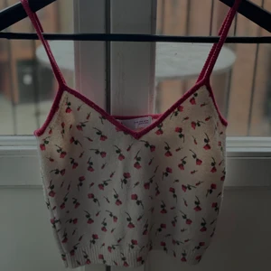 Sommar linne - Vitt sommar linne med rosa detaljer🍓🤍köpt ifrån zara för 300kr🤍🍓aldrig använd därav väldigt bra skick!!!