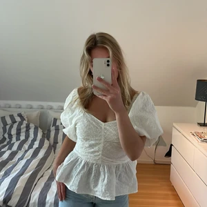 Topp - En topp som antingen går att ha som off shoulder eller på axlarna, den är jättesöt och har används fåtal gånger därav säljer jag den nu🤍