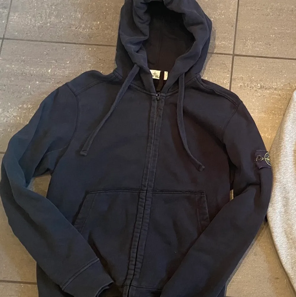 Svart/navy stone island hoodie i storlek M. Köparen står för frakt 📦 . Hoodies.