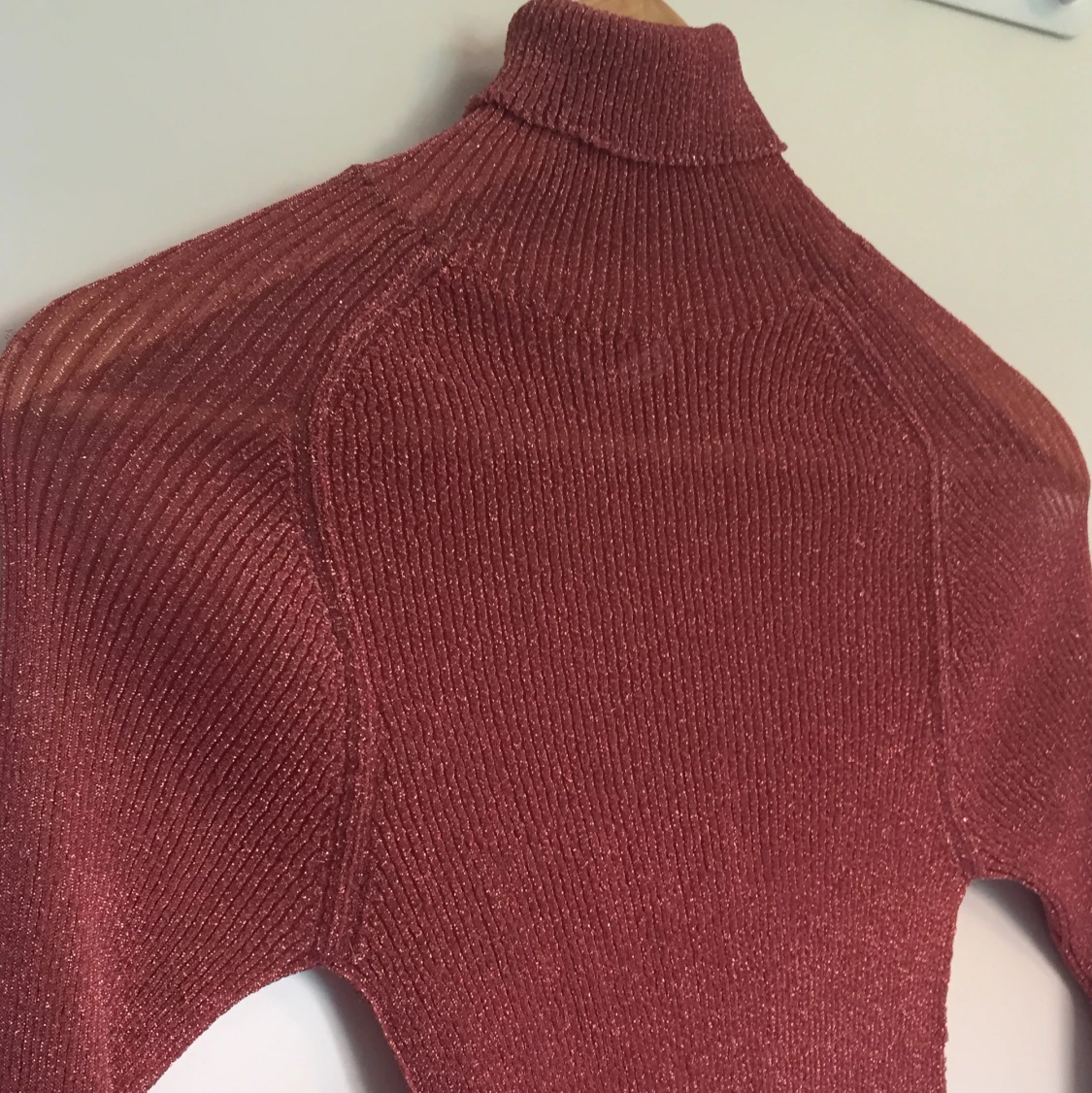 Glittrig polo från Acne - 90