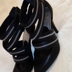 Klackskor - Klack ca 10cm hög. Köptes secoundhand för 150kr. Jag själv har int använt de då de satt för löst på mig. 