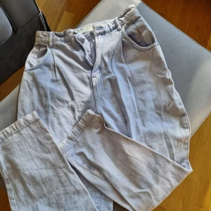 Pull&bear lila jeans - Lila jeans från pull&bear (ser mer lila ut i verkligheten). Har använt kanske 3-5 gånger. Väldigt högmidjade, luftiga och lösa. Skriv för mer bilder.