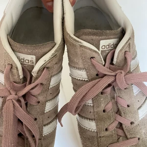 Adidas - Tyvärr tappat mycket färg som ni ser, därav billiga priset! Storlek 38 