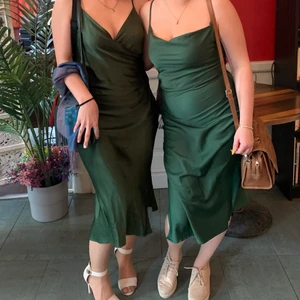 Zara satin draped dress  - Midi-length satin dress from Zara is searching for its new owner! Bought for 400kr. Only worn twice! It’s perfect for gasque, dinner parties, celebrations or weddings!