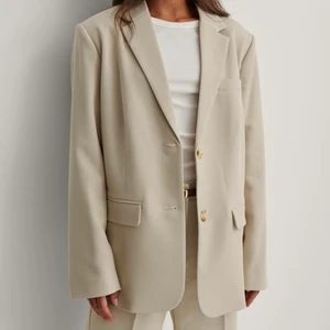 Beige blazer - Beige blazer ifrån nakd, använd endast några gånger. Nypris 900kr, mitt pris 566kr, frakt är inräknat i priset ❤️