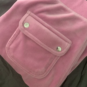 Juicy couture 💘 - Jag säljer mina juicy couture i färgen orchid! Jag säljer pga. Att jag inte använder dem alls! ❤️ jag är alldeles för kort för byxorna i st XXS så därför säljer vidare. Har bara användt de 3 ggr då inget i skolan och inga fläckar och ser helt nya ut 💘            ⚠️PRIS KAN DISKUTERAS ⚠️