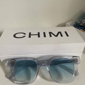 Säljer mina Chimi solglasögon i modellen #004, färgen litchi. ( finns ej att köpa längre ) De har inga repor och är sparsamt använda i bra skick 💕 Meddela mig vid intresse eller om du vill ha fler bilder. Kan mötas i Alvik/gröna linjen eller posta!