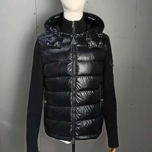 - Moncler jacka  - - Äkta moncler jacka. Det är bara att fråga för mer bilder 😁. Storleken är XL men den passar också bra på L med 👍🏼
