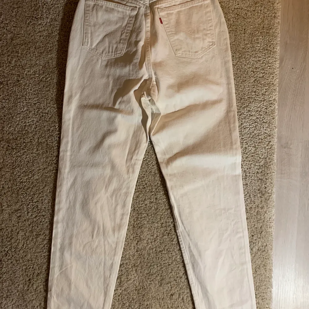 501 jeans från levis  I färgen off white  Size 11. Jeans & Byxor.