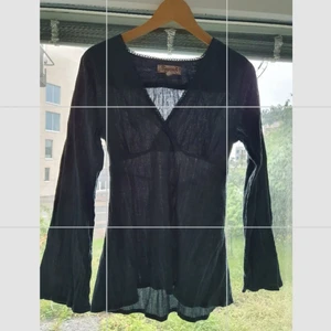 Indiska topp - En indiska topp som är i storlek L men skulle säga att den passar S-L då det finns snörning i bak. Köpte på loppis men har inte kommigt till användning så därför säljer jag den💕. Köpare står för frakt