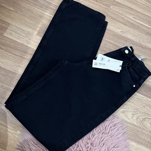 Zara jeans - Zara svarta jeans med hål i knäna!  Mycket fin och helt ny! Nypris-399kr💕💕