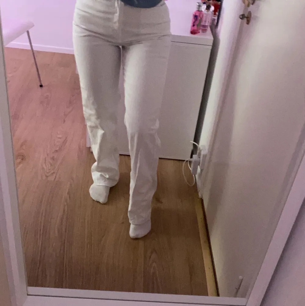Vita långa jeans från NA-KD, har använt 2 gånger då de är lite för långa. Är 167 cm.. Jeans & Byxor.