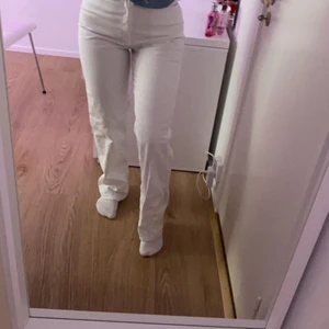 NAKD högmidjade jeans strl M - Vita långa jeans från NA-KD, har använt 2 gånger då de är lite för långa. Är 167 cm.