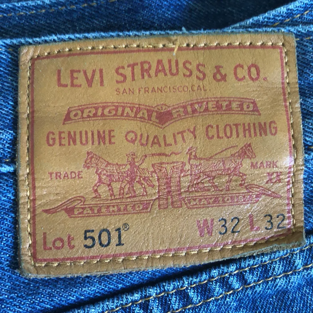 Ett par Levi’s Jeans 501:or knappt använda och sitter väldigt bra, möjligtvis smal i midjan men funkar med och utan bälte.. Jeans & Byxor.