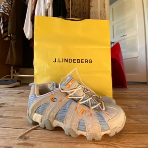 Skor  - Ett par super snygga skor som är köpta secondhand, aldrig använda av mig och ser bara ut att vara använda fåtal gånger- i väldigt fint skick!