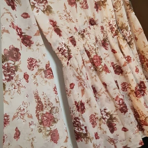 NAKD strl 34 - Bara använd vid 1 tillfälle. Vacker lagom kort klänning från NA-KD med långa vida ärmar.