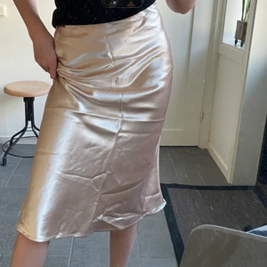 Siden kjol - Aldrig använd. 