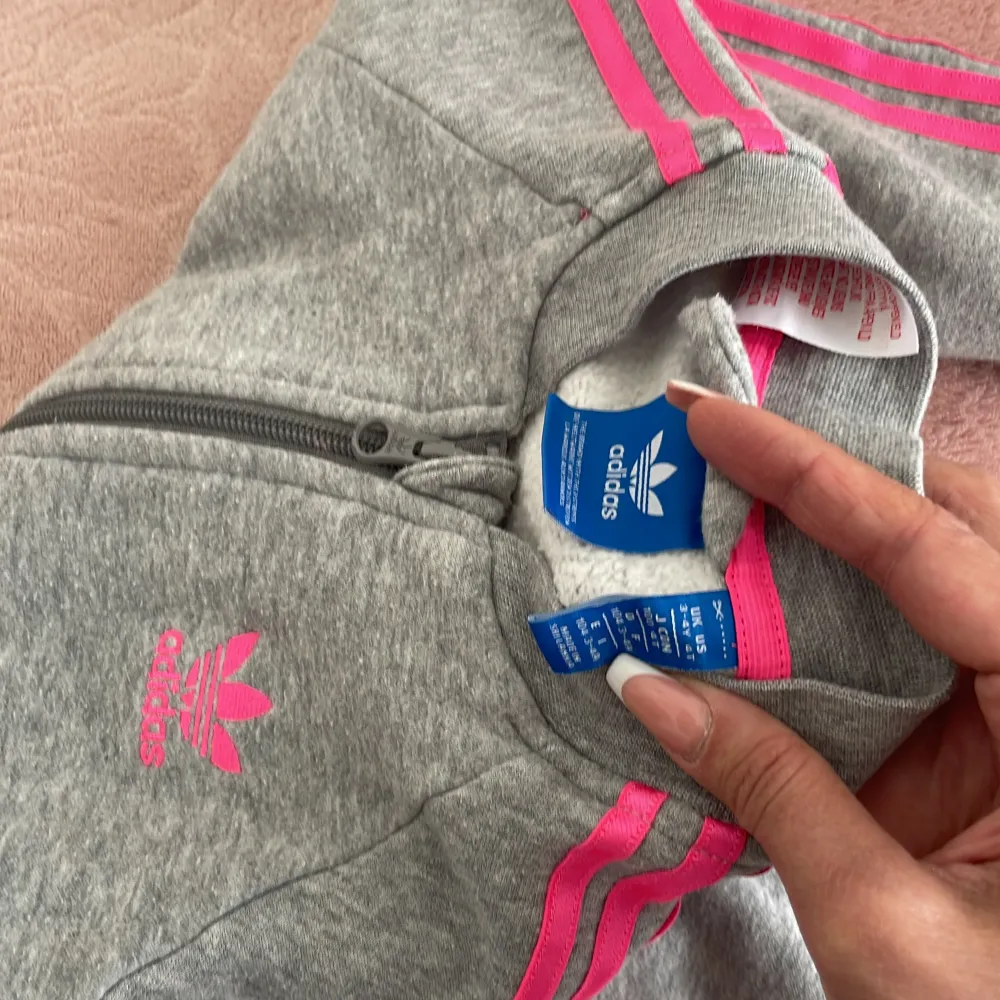 Adidas originals baby tracksuite  Size  3-4 years, knappt använd hel och fin! Varm fleece inuti, skön och jättesöt på!  Köp på JD sports, nypris 649:-. Hoodies.