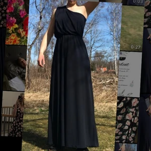 Långklänning/balklänning  - Lång-/balklänning med ett bredare axelband. 