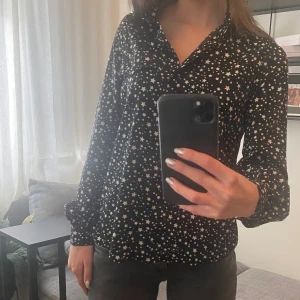 Blus med stjärnor - Jättefin blus med stjärnor! 