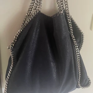 Stella McCartney mörkblå - Säljer min fina stella väska i bra skick då den inte kommer till tillräckligt mycket användning. Skriv till mig vid intresse och/eller om du vill ha fler bilder 💕