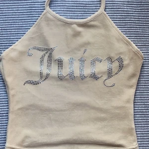 Beige Juicy Couture topp strl XS - Jag säljer en helt ny Juicy Couture topp som jag aldrig andvänt eftersom bytes rätt ej gäller längre. Köpt i Raglady butikspris 499kr men jag säljer den för 400kr. Skickas ej med post utan hämtas på plats på Hisingen, Göteborg. Skriv privat för adress.
