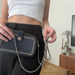 Handväska - Såå snygg väska som ej kmr till användning. 2 fack o massa fack i för kort osv. Perfekt för utgång elr till vardags! Vet ej vad frakten går på, skriv så kollar jag 💛