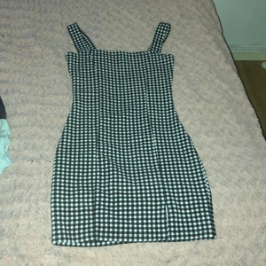 Klänning - Rutig klänning från hm divided i storlek s