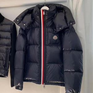 Moncler Montbeliard - Strl 1, passar S-M. Riktigt fet jacka i utmärkt skick.