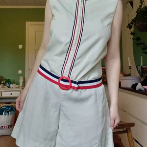 Byxdress - Vit byxdress med tillhörande bälte. Kan vara vintage, men är osäker. Pris 150kr plus frakt alltså 150+66kr🤍❤