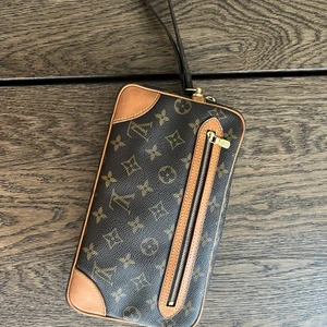 Louis Vuitton marly dragonne GM  - Marly dragonne GM i fint skick, jämn mörkare patina men utan sprickor eller liknande. Innerficka samt ytterfickan har peeling vilket är vanligt på äldre vintage modeller. 