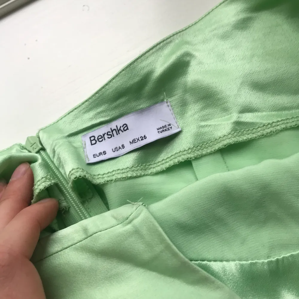 Fin grön satinklänning från Bershka insticker S som bara är använd 1 gång! Köparen står för frakten . Klänningar.