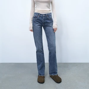 Zara midrise jeans  - Säljer min älskade midrise jeans från xzara i strl 32 då de är försmå för mig, väldigt fint skick. Ner till fötterna på mig som är 173cm💖 Frakt tillkommer på 79kr