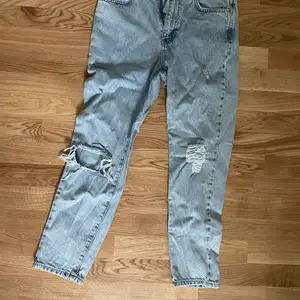 Ett par blåa jeans från Gina tricot med hål i storlek 36✨ Är för korta på mig som är 172 och är därför inte så jätte använda💕 Säljs för 200 kr + frakt och köptes för runt 600 kr😊