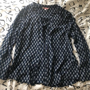 Blå skjorta - En väldigt bekväm tunn skjorta med vitt rosmönster på❤️ Den är i storlek M men kan användas som om den var storlek S. Skjortan har bara användts ett par gånger, helt fläckfri och i bra skick. Ställ gärna frågor<3