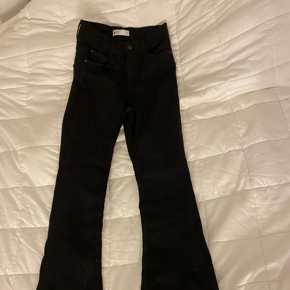 Svarta utsvängda jeans med slits från Gina Tricot, aldrig använda. Säljer pga för små. Jeans & Byxor.