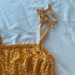 Klänning - Säljer nu denna skämmiga sommarklänningen! Jättefin och passar perfekt nu till det varmare vädret! Storlek xs men sitter bra på mig som har s! Nypris 139:- Mitt pris 45:- inklusive frakt!