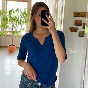 Royalblå långärmad tröja - Kättefin blå tröja med lite vintage design. Lägg eget bud. Frakten kommer står inte fast men köparen står för den.