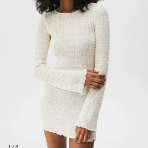 Pull and bear klänning - Säljer denna otroligt fina klänning från pull and bear som är väldigt inne nu!❣️ den satt inte som som jag önskade på mig så därför säljer jag den, jag är 1,61 och den passade perfekt på mig! Har annars xs men den hade varit fööör kort❣️ aldrig använd men lappen är avklippt då jag först tänkte att jag skulle behålla men ångrade mig efter, säljer den därför för 300kr istället för 350 + frakt som den kostade för mig❣️