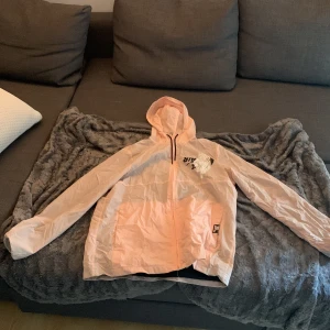 Nike Jordan Rosa windbreaker - Strl M men passar som L, 2 år gammal men nästan aldrig använd, i nytt skick. Inköps pris: 800 kr