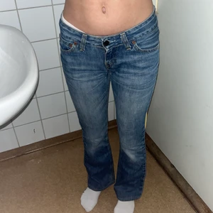 Levis lågmidjade!🤩😍 - Flera och bättre bilder på mina Levis jeans jag säljer. Fläcken på rumpan är bara vatten!! Stl 24, innerbenslängden är 72, midjemåttet är 31😋