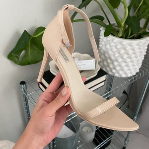 Klackskor  - Super fina klackskor, använda 1 gång. Perfekta till sommaren 🤍