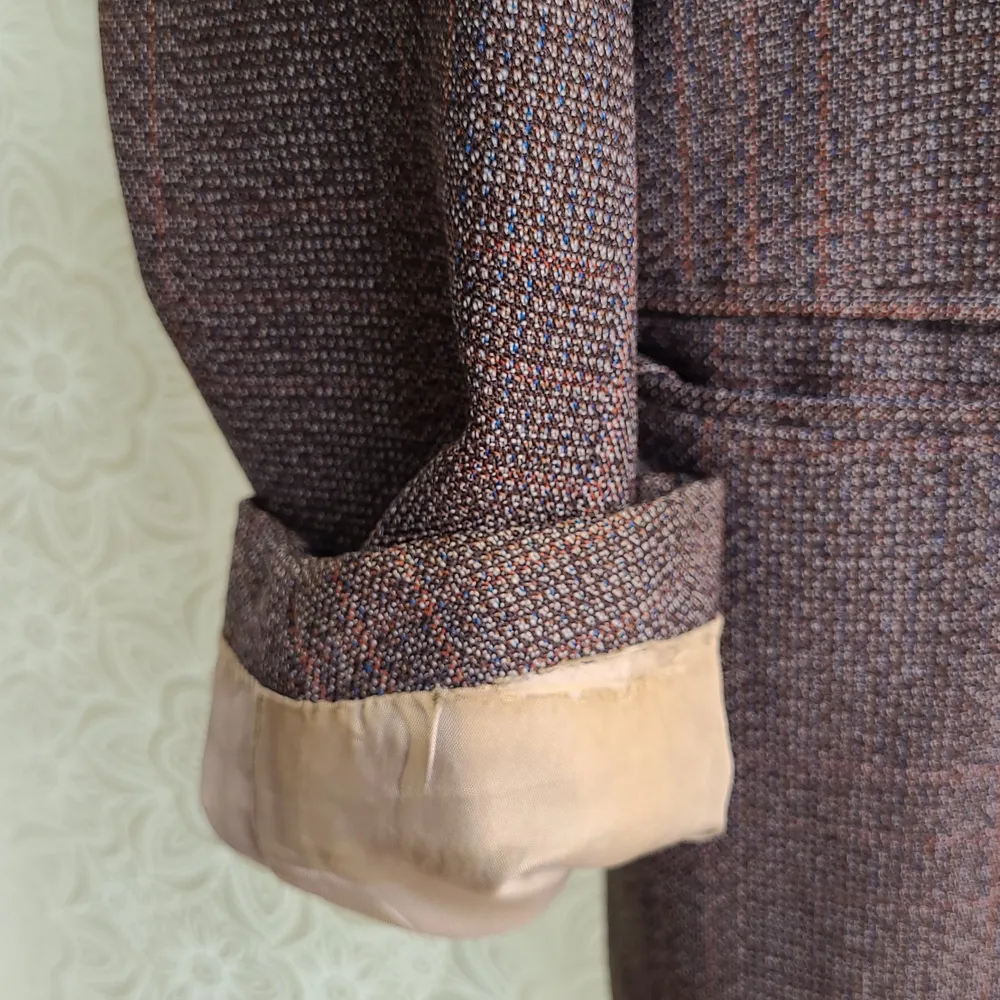Köpt på secondhand, välandvänd (därav lite skönhetsfel vid vissa sömmar på fodret), axelvadd,