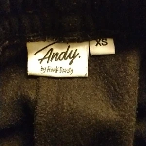 Andy By Franky Dandy Mjukisbyxor - Säljer ett par svarta Andy By Franky Dandy Mjukisbyxor köpta för 120:-. Säljer den för 75:-. Storlek XS för män så passar de unga tonåringarna. Använd bara ett par gånger.