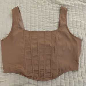 Corset top  - Säljer en väldigt fin kopparfärgad corset topp från ASOS i storlek 44 🤎✨ Alfrig använt, säljer då den är för stor för mig 💕 Säljer denna för 80kr + frakt  