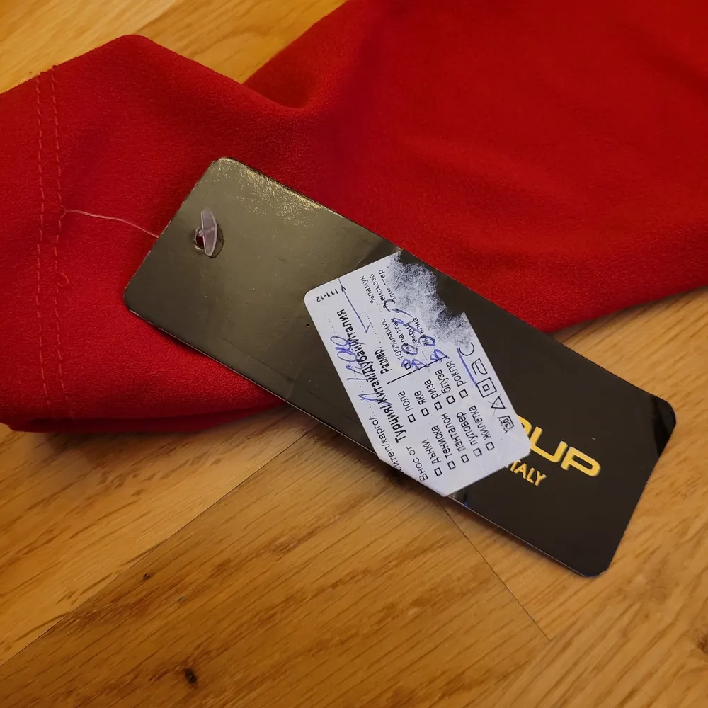 Ny röd klänning, prislappen är kvar. Den är köpt i Bulgarien så det står ingen storlek, men uppskattar det som XS/S. Kan fraktas men köparen står för frakten 💕. Klänningar.